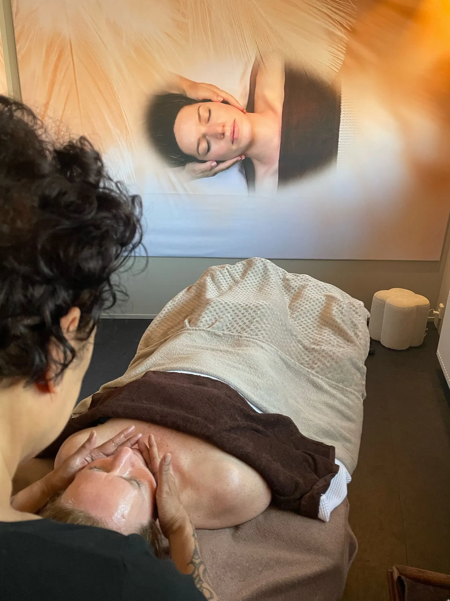Vrouw krijgt ASMR hoofdmassage bij Massagepraktijk ALT